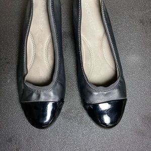 Size 9 black Aerosole wedge elastic edge to keep shoes securely.